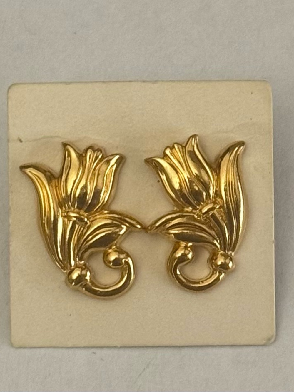 Vtg 1990 Avon Spring Tulip Gold Tone Flower Pierced Stud Earrings Unsigned